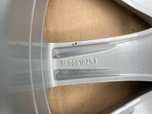 Laden Sie das Bild in den Galerie-Viewer, 1x Alufelge 17 Zoll 7.5" 5x112 601025J VW Passat B8 Rim Wheel FEL3702260711me