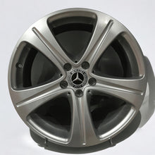 Laden Sie das Bild in den Galerie-Viewer, 1x Alufelge 18 Zoll 8.0&quot; 5x112 43ET Glanz Silber A2134011400 Mercedes-Benz