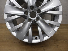 Laden Sie das Bild in den Galerie-Viewer, 1x Alufelge 17 Zoll 7.0&quot; 5x112 43ET Glanz Silber 5N0601025AC Ac Tiguan Rim Wheel