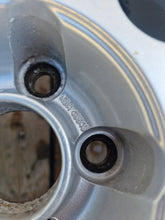Laden Sie das Bild in den Galerie-Viewer, 1x Alufelge 15 Zoll 6.5&quot; 5x112 43ET Glanz Silber 1U0601025A Skoda Rim Wheel