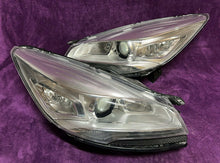 Laden Sie das Bild in den Galerie-Viewer, Frontscheinwerfer Ford Kuga FORD87231-413413-3995 Xenon Rechts oder Links SCH2506230605hl