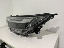 Laden Sie das Bild in den Galerie-Viewer, Frontscheinwerfer Toyota V 81185-42G10 LED Links Scheinwerfer Headlight