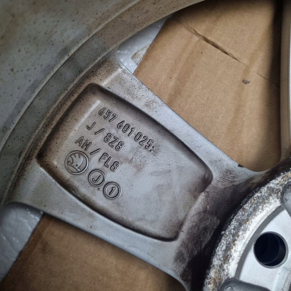 1x Alufelge 16 Zoll 6.0" 5x100 35ET Glanz Silber 657601025J Skoda Scala FEL2875382006yj