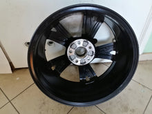 Laden Sie das Bild in den Galerie-Viewer, 1x Alufelge 17 Zoll 6.5&quot; 5x112 46ET Glanz Silber 5E3601025AC Skoda Octavia