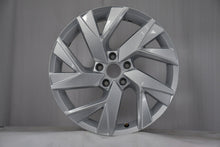 Laden Sie das Bild in den Galerie-Viewer, 1x Alufelge 18 Zoll 7.0" 5x112 43ET Glanz Silber 5NN601025P VW Rim Wheel FEL3522267782zh