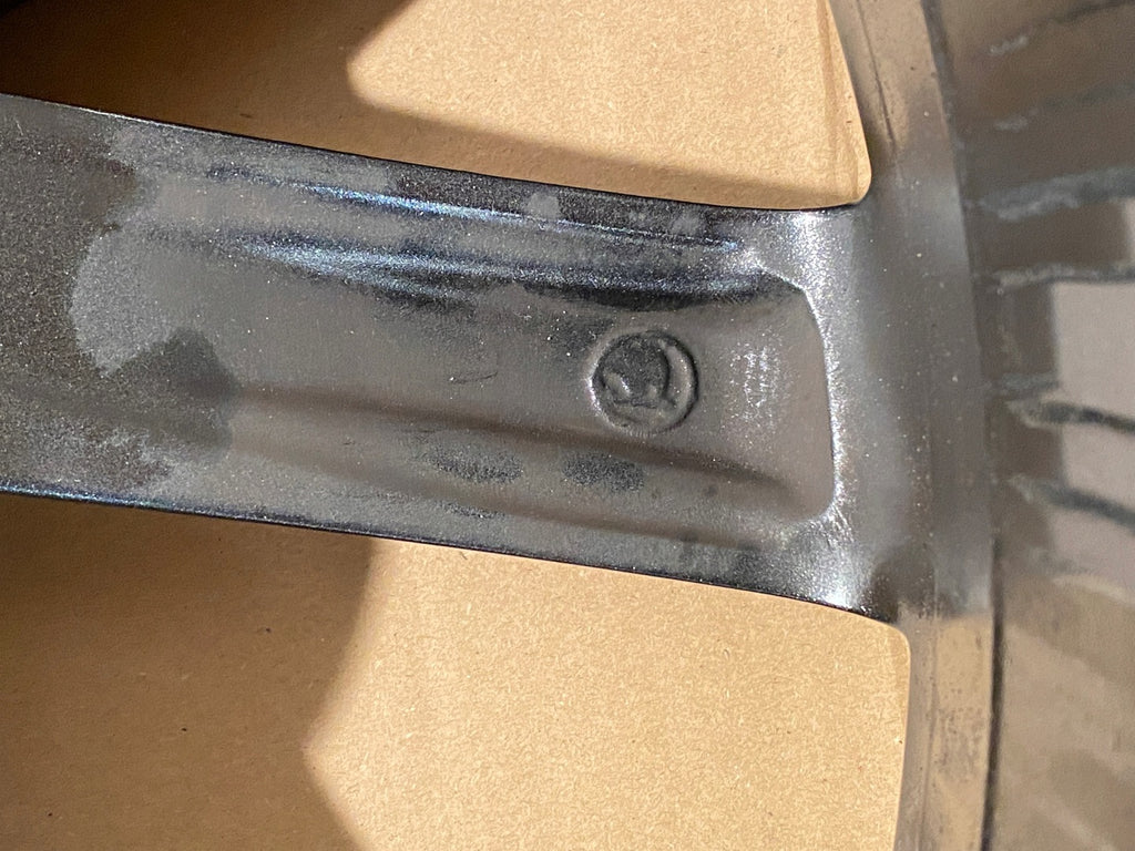 1x Alufelge 19 Zoll 8.0" 5x112 44ET 3V0601025AP Skoda Superb Iii Rim Wheel