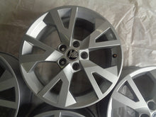 Laden Sie das Bild in den Galerie-Viewer, 4x Alufelge 17 Zoll 7.0" 5x112 45ET Glanz Silber 5E0601025 Skoda Octavia III I FEL6379839727no