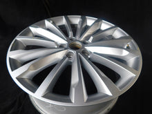 Laden Sie das Bild in den Galerie-Viewer, 1x Alufelge 19 Zoll 8.0&quot; 5x112 44ET Glanz Silber 3V0601025AM Skoda Superb Iii