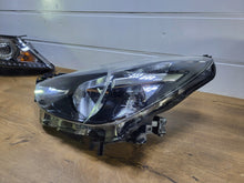 Laden Sie das Bild in den Galerie-Viewer, Frontscheinwerfer Mazda 2 DB5J-51040 Links Scheinwerfer Headlight