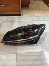Laden Sie das Bild in den Galerie-Viewer, Frontscheinwerfer Skoda Superb 3V1941015D Ein Stück (Rechts oder Links) SCH5725843115qr