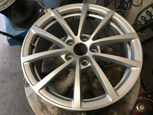 Load image into Gallery viewer, 1x Alufelge 17 Zoll 7.5&quot; 5x112 36ET Glanz Silber 4K0601025 Audi Rim Wheel