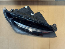 Laden Sie das Bild in den Galerie-Viewer, Frontscheinwerfer Skoda Superb III 3V1941016C 7060970301 Rechts Headlight SCH9366278013sk