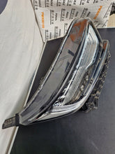 Laden Sie das Bild in den Galerie-Viewer, Frontscheinwerfer Honda Crv V I Rechts Scheinwerfer Headlight SCH1034784301bk