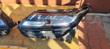 Laden Sie das Bild in den Galerie-Viewer, Frontscheinwerfer Land Rover Range I Velar M8A2-13W030-EA Rechts oder Links SCH1156455918rf