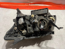 Laden Sie das Bild in den Galerie-Viewer, Frontscheinwerfer Toyota Avensis 81110-05200 Rechts Scheinwerfer Headlight SCH3317644653la