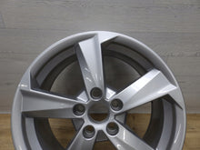 Laden Sie das Bild in den Galerie-Viewer, 1x Alufelge 17 Zoll 7.0&quot; 5x112 45ET Glanz Silber 81A601025 Audi Q2 Rim Wheel