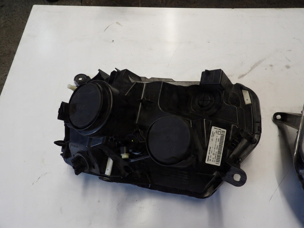 Frontscheinwerfer Dacia Duster 260100156R 260608209R Rechts oder Links