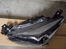 Laden Sie das Bild in den Galerie-Viewer, Frontscheinwerfer Mazda KB8N51030 LED Ein Stück (Rechts oder Links) Headlight
