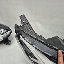 Laden Sie das Bild in den Galerie-Viewer, Frontscheinwerfer Dacia Sandero III 260107920R Full LED Rechts Headlight