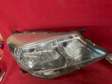 Load image into Gallery viewer, Frontscheinwerfer Toyota Yaris Ein Satz Scheinwerfer Headlight SCH4288683374wg