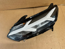 Laden Sie das Bild in den Galerie-Viewer, Frontscheinwerfer Dacia Sandero III Logan Jogger 260601750R Full LED Links SCH3104498353zw