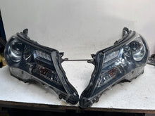 Laden Sie das Bild in den Galerie-Viewer, Frontscheinwerfer Toyota Rav 4 W0836 Ein Satz Scheinwerfer Headlight SCH8425900431zc