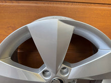 Laden Sie das Bild in den Galerie-Viewer, 1x Alufelge 17 Zoll 6.5&quot; 5x112 38ET Glanz Silber 565601025J Skoda Kodiaq
