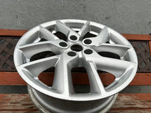 Laden Sie das Bild in den Galerie-Viewer, 1x Alufelge 17 Zoll 7.0&quot; 5x114.3 40ET Glanz Silber 403002509R Renault Kadjar