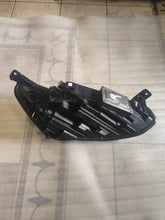 Laden Sie das Bild in den Galerie-Viewer, Frontscheinwerfer Ford Focus MX7B-13E015-ED Links Scheinwerfer Headlight