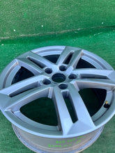 Laden Sie das Bild in den Galerie-Viewer, 1x Alufelge 17 Zoll 7.0" 5x112 42ET Glanz Silber 8W0601025P Audi C7 A4 B9 FEL2276697597qo