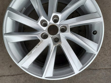 Load image into Gallery viewer, 1x Alufelge 17 Zoll 6.5" 5x100 40ET Glanz Silber 657601025 Skoda Scala Rim Wheel FEL3308781025vs