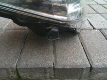 Laden Sie das Bild in den Galerie-Viewer, Frontscheinwerfer Toyota Yaris Rechts Scheinwerfer Headlight