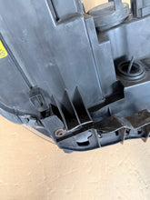 Laden Sie das Bild in den Galerie-Viewer, Frontscheinwerfer VW Touran 1T1941005C Links Scheinwerfer Headlight SCH2499443635an