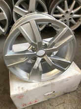 Load image into Gallery viewer, 1x Alufelge 16 Zoll 7.0&quot; 5x112 35ET Glanz Silber 8W0601025 Audi Rim Wheel