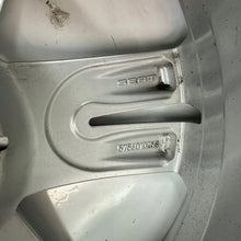 Laden Sie das Bild in den Galerie-Viewer, 1x Alufelge 18 Zoll 7.0&quot; 5x112 45ET Glanz Silber 575601025 Seat Ateca Rim Wheel