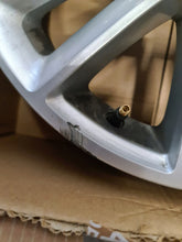 Laden Sie das Bild in den Galerie-Viewer, 1x Alufelge 16 Zoll 6.0&quot; 4x100 40ET 403001563R Dacia Rim Wheel