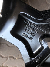 Load image into Gallery viewer, 1x Alufelge 17 Zoll 6.5&quot; 5x114.3 50ET Glanz Schwarz 403005180R Dacia Duster