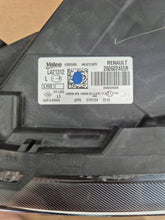 Laden Sie das Bild in den Galerie-Viewer, Frontscheinwerfer Dacia Duster 260602465R LED Links Scheinwerfer Headlight