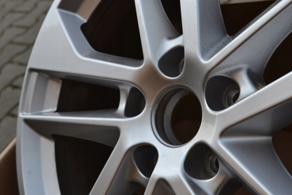 1x Alufelge 18 Zoll 7.0" 5x112 45ET Glanz Silber 81A601025E Audi Rim Wheel FEL9867469741om
