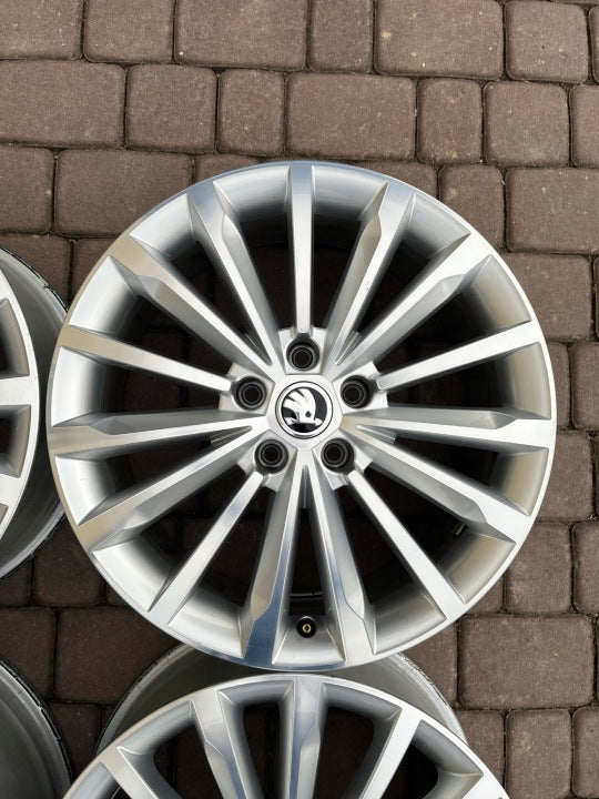 4x Alufelge 18 Zoll 7.0" 5x112 43ET Glanz Silber 565601025E Skoda Kodiaq FEL4981756231tn