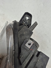 Laden Sie das Bild in den Galerie-Viewer, Frontscheinwerfer Opel E Combo 9816825480 Rechts Scheinwerfer Headlight SCH1383064413sy
