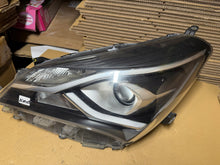 Laden Sie das Bild in den Galerie-Viewer, Frontscheinwerfer Toyota Yaris Links Scheinwerfer Headlight SCH5707967568ev