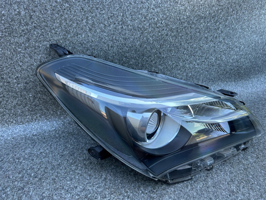 Frontscheinwerfer Toyota Yaris Rechts Scheinwerfer Headlight SCH1240265618ij