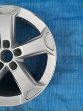 Laden Sie das Bild in den Galerie-Viewer, 1x Alufelge 17 Zoll 7.0&quot; 5x112 45ET Silber 81A071497 Audi Q2 Rim Wheel