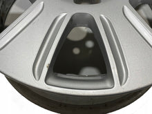 Laden Sie das Bild in den Galerie-Viewer, 1x Alufelge 16 Zoll 6.5&quot; 5x112 33ET Glanz Silber 8U0601025 Audi Q3 Rim Wheel