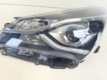 Laden Sie das Bild in den Galerie-Viewer, Frontscheinwerfer Toyota Yaris 21211BZLM Links Scheinwerfer Headlight SCH8617375534eq