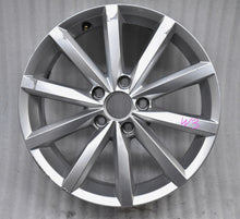 Laden Sie das Bild in den Galerie-Viewer, 1x Alufelge 17 Zoll 7.0&quot; 5x112 54ET Glanz Silber 5K7601025B VW Golf Vi Rim Wheel