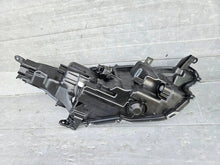 Laden Sie das Bild in den Galerie-Viewer, Frontscheinwerfer Toyota Yaris KJL69 Links Scheinwerfer Headlight SCH7278117779zk