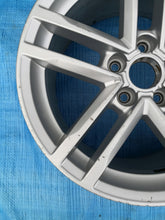 Load image into Gallery viewer, 1x Alufelge 17 Zoll 8.5&quot; 5x112 50ET Glanz Silber 8S0601025 Audi Tt Rim Wheel