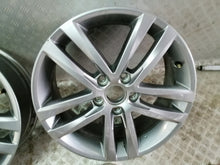 Load image into Gallery viewer, 1x Alufelge 17 Zoll 6.5&quot; 5x112 52ET Grau 5TA601025G VW Touran Rim Wheel